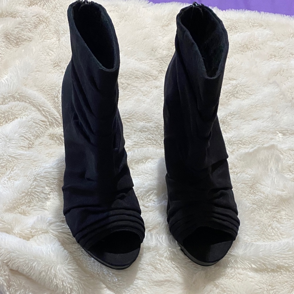 FIONI Clothing Black Peep-Toe Heeled Boots